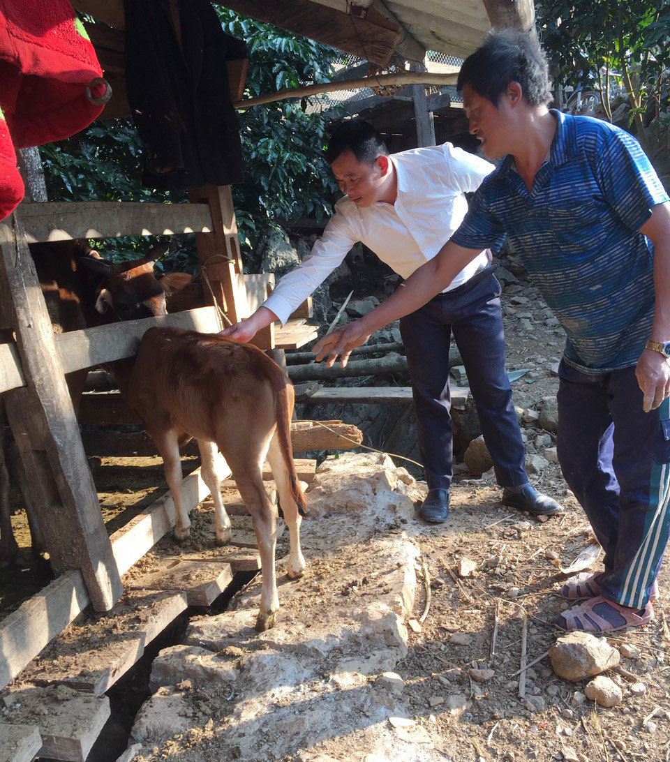 Phó Chủ tịch UBND xã Trường Hà, anh Đàm Ích Tụ trao đổi kinh nghiệm sản xuất với người dân