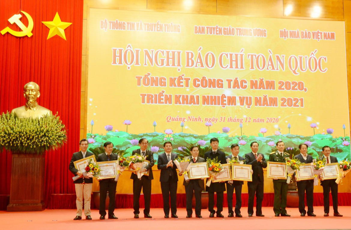 Báo Dân tộc và Phát triển cùng đại diện các cơ quan báo chí nhận Bằng khen của Ban Tuyên Giáo Trung ương 