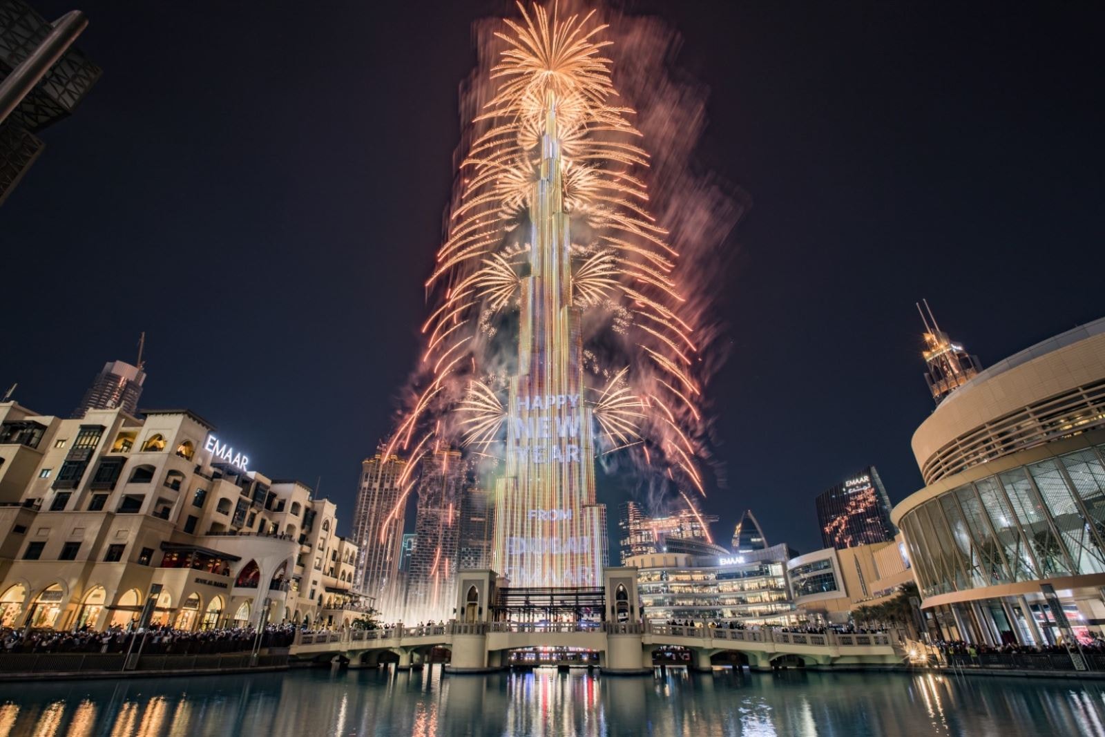 Màn bắn pháo hoa tại tháp Burj Khalifa. Ảnh: ITP