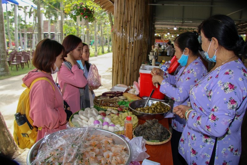 Du khách tham quan các gian hàng và thưởng thức các loại bánh. Du khách tham quan các gian hàng và thưởng thức các loại bánh.