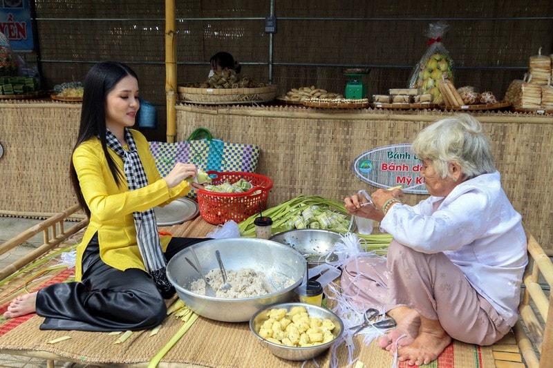 Hoa khôi Người đẹp Du lịch Cần Thơ 2019, Đại sứ Du lịch Cần Thơ Huỳnh Thúy Vi trải nghiệm gói bánh dân gian. Hoa khôi Người đẹp Du lịch Cần Thơ 2019, Đại sứ Du lịch Cần Thơ Huỳnh Thúy Vi trải nghiệm gói bánh dân gian.