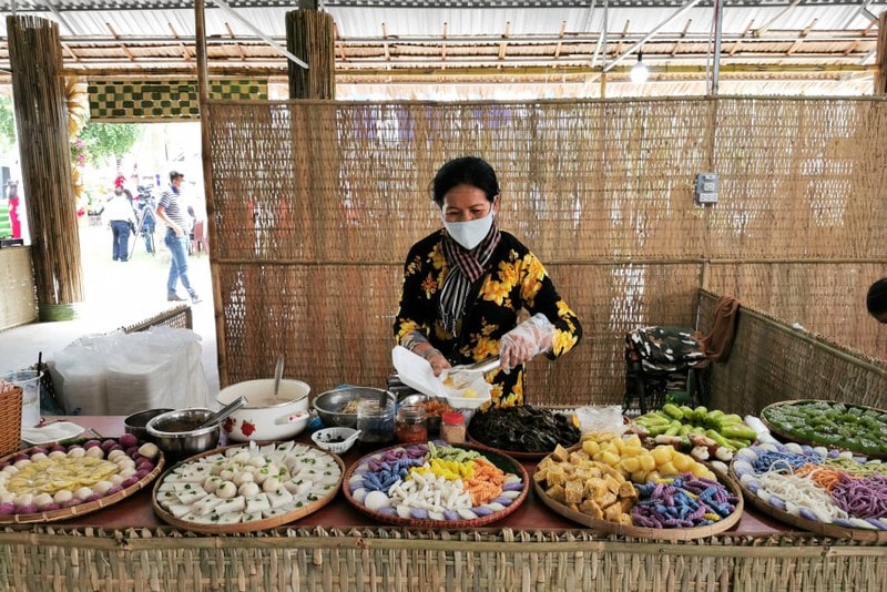 Nhiều loại bánh đặc trưng của miền Tây có mặt tại Ngày hội. Nhiều loại bánh đặc trưng của miền Tây có mặt tại Ngày hội.