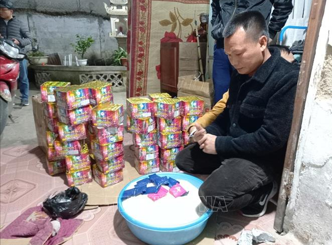 Tang vật ma túy và pháo thu giữ được của đối tượng. Ảnh: TTXVN phát Tang vật ma túy và pháo thu giữ được của đối tượng. Ảnh: TTXVN phát