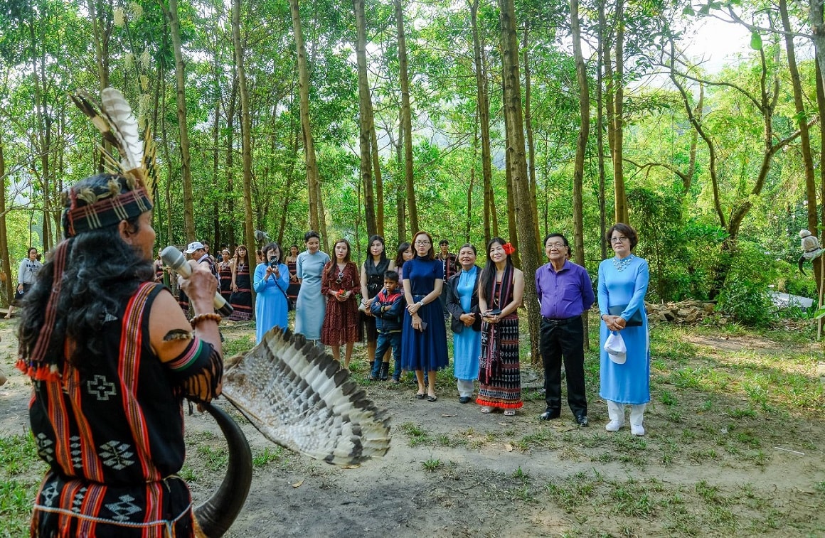 Nghệ nhân A Lăng Đợi giới thiệu văn hóa Cơ tu với du khách