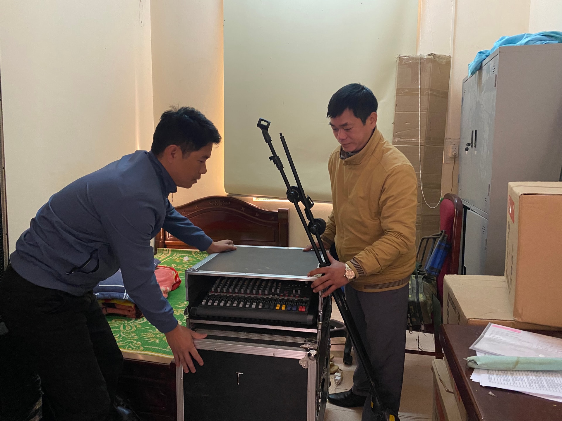 Thành viên Đội chiếu phim lưu động huyện Hà Quảng chuẩn bị vật tư, trang thiết bị cho buổi chiếu phim Thành viên Đội chiếu phim lưu động huyện Hà Quảng chuẩn bị vật tư, trang thiết bị cho buổi chiếu phim