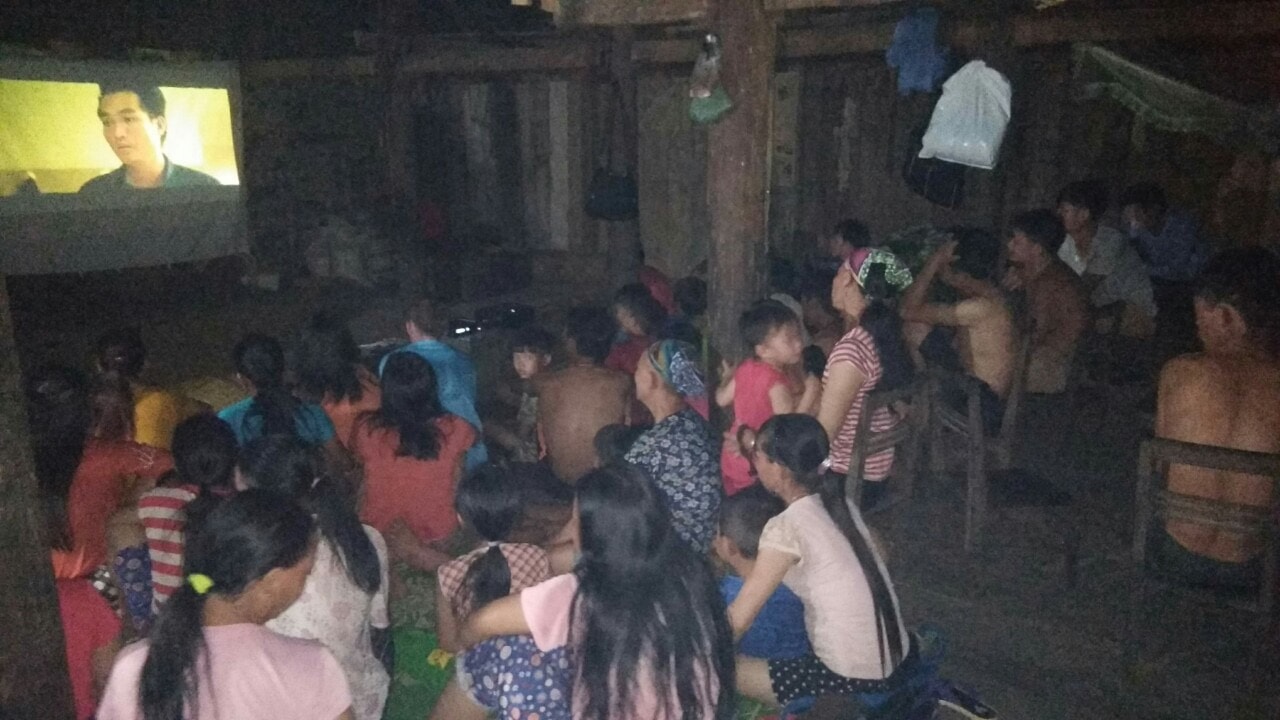 Trong thời “công nghệ số”, những hoạt động chiếu phim lưu động ở vùng cao vẫn thu hút đông đảo người dân tham gia. Trong thời “công nghệ số”, những hoạt động chiếu phim lưu động ở vùng cao vẫn thu hút đông đảo người dân tham gia.