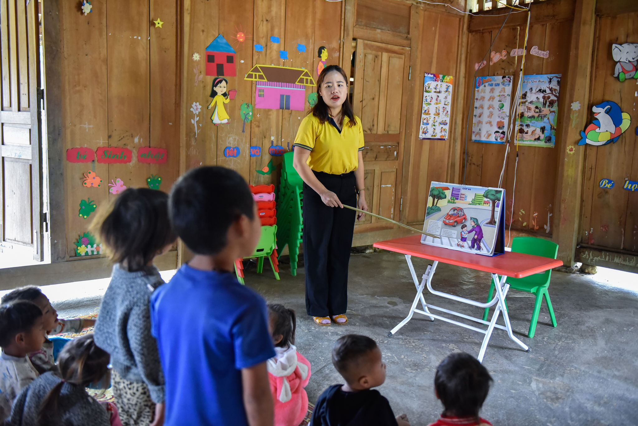 Cô giáo Sung Thị Tông với các học trò trong một tiết học tại điểm trường Xía Nọi Cô giáo Sung Thị Tông với các học trò trong một tiết học tại điểm trường bản Xía Nọi
