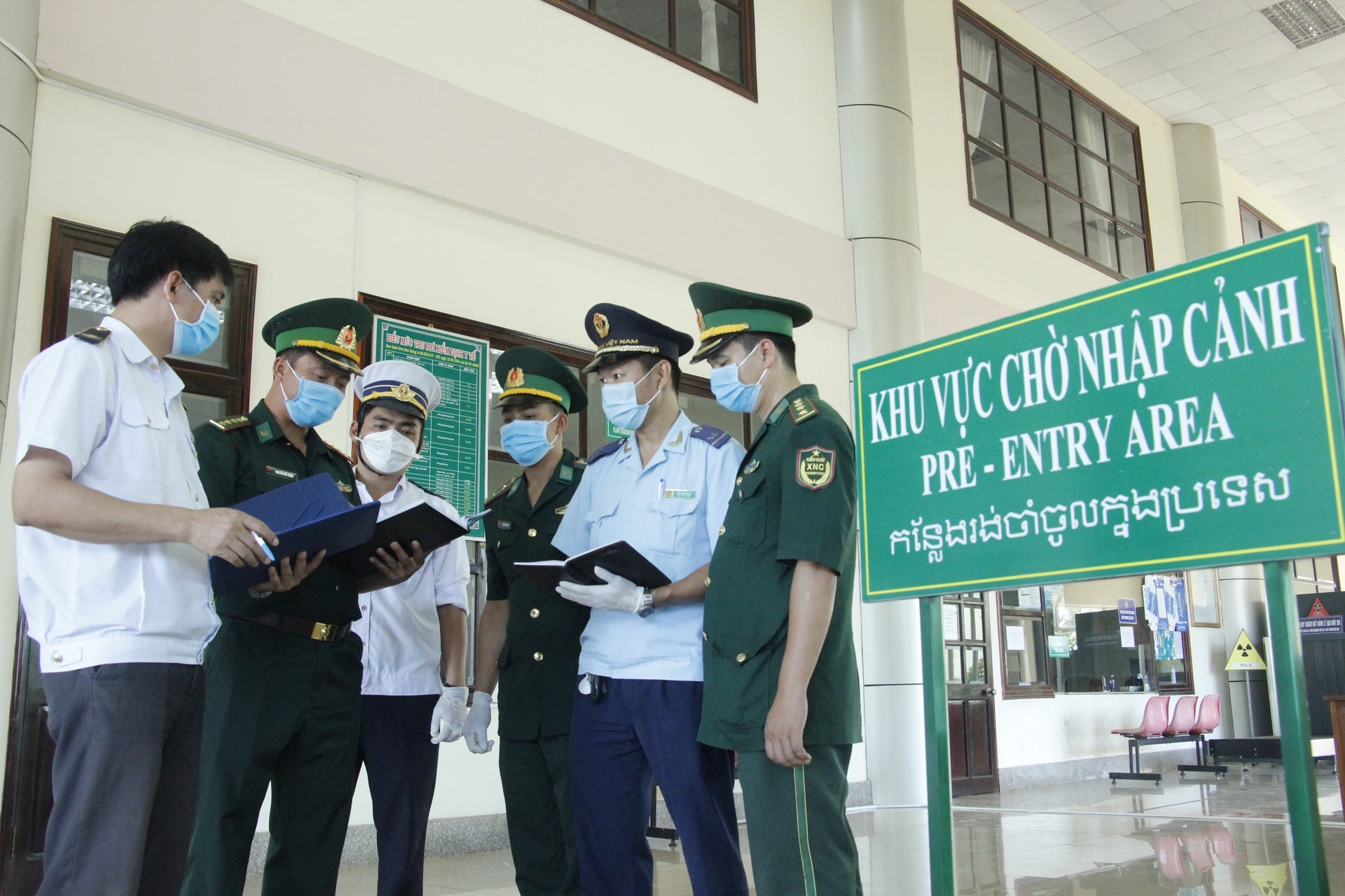 Cán bộ, nhân viên và lực lượng biên phòng cửa khẩu quốc tế Hoa Lư, huyện Lộc Ninh, tỉnh Bình Phước, trao đổi nghiệp vụ trước khi thực hiện công tác.