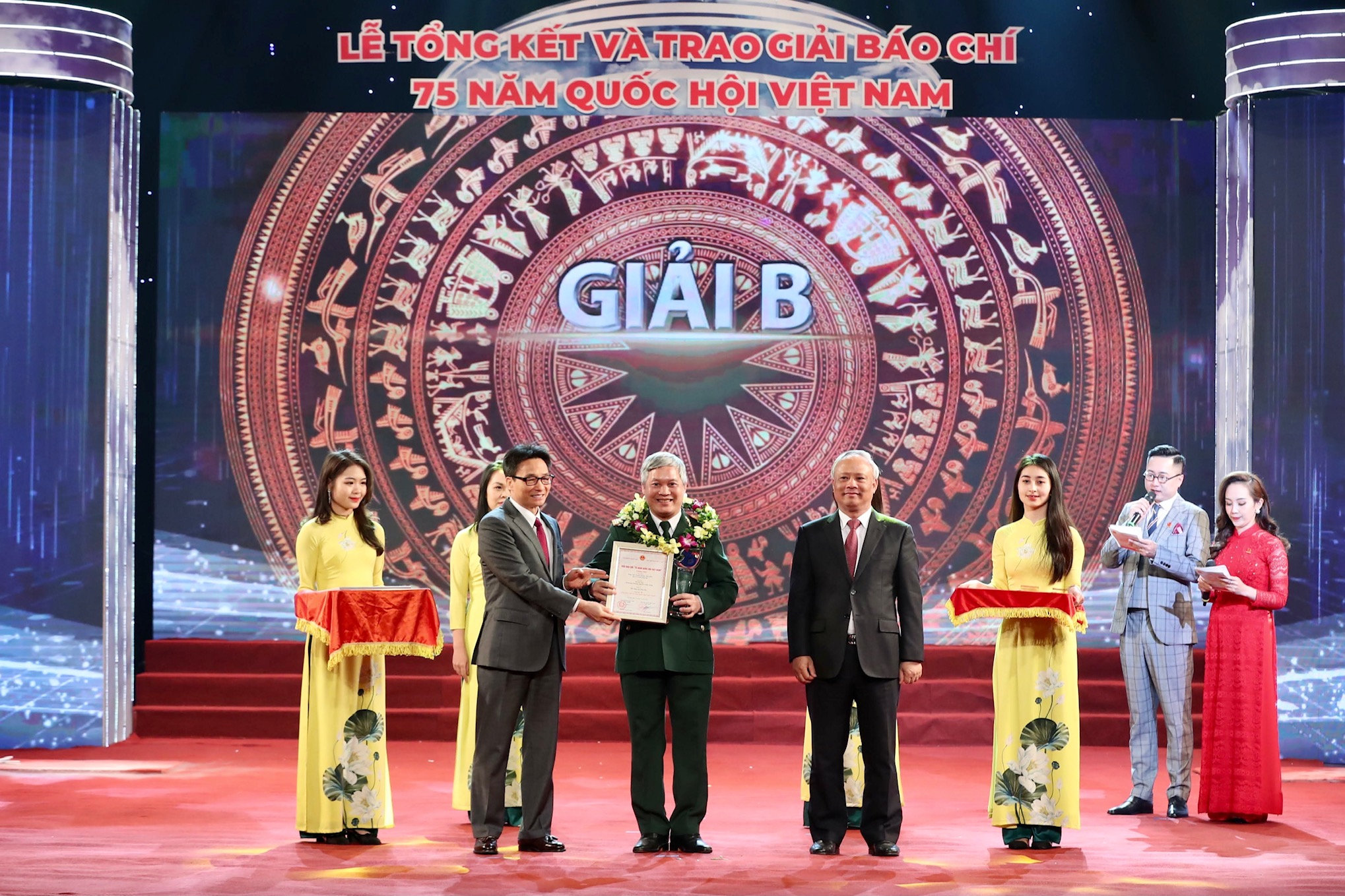 Phó Thủ tướng Vũ Đức Đam trao giải B cho các tác phẩm đoạt giải. Ảnh VGP/Nhật Bắc 
