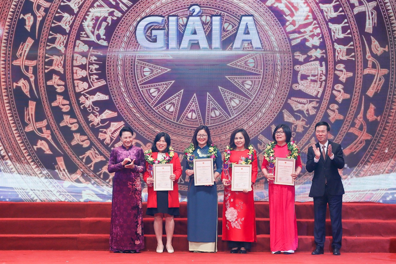 Ủy viên Bộ Chính trị, Chủ tịch Quốc hội Nguyễn Thị Kim Ngân; Ủy viên Bộ Chính trị, Bí thư Trung ương Đảng, Trưởng Ban Tuyên giáo Trung ương Võ Văn Thưởng trao giải A cho 04 tác phẩm. Ảnh VGP/Nhật Bắc 