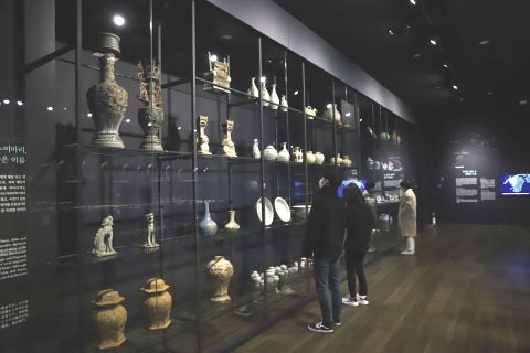 Phòng trưng bày  “Dòng chảy gốm sứ văn hóa Việt Nam” tại Hàn Quốc. (Ảnh: Bảo tàng Lịch sử Quốc gia cung cấp).