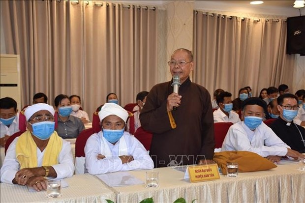Các vị chức sắc, tôn giáo, người tiêu biểu trao đổi tại Hội nghị. Ảnh: Hồng Hiếu - TTXVN