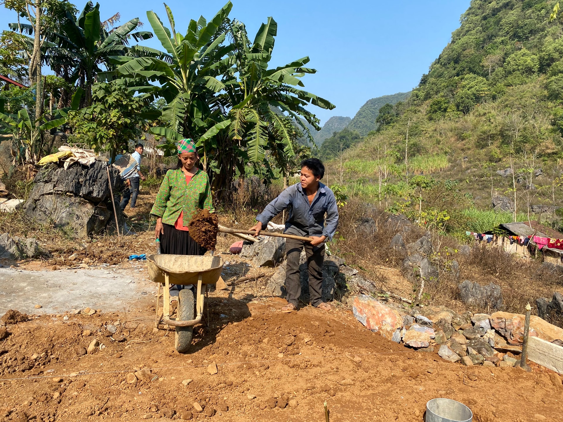 Niềm vui của vợ chồng anh Phàn Văn Sinh khi sắp có ngôi nhà mới khang trang
