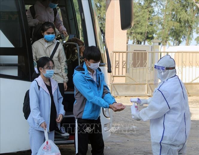 Thực hiện các biện pháp phòng dịch COVID-19. Ảnh: TTXVN Thực hiện các biện pháp phòng dịch COVID-19. Ảnh: TTXVN