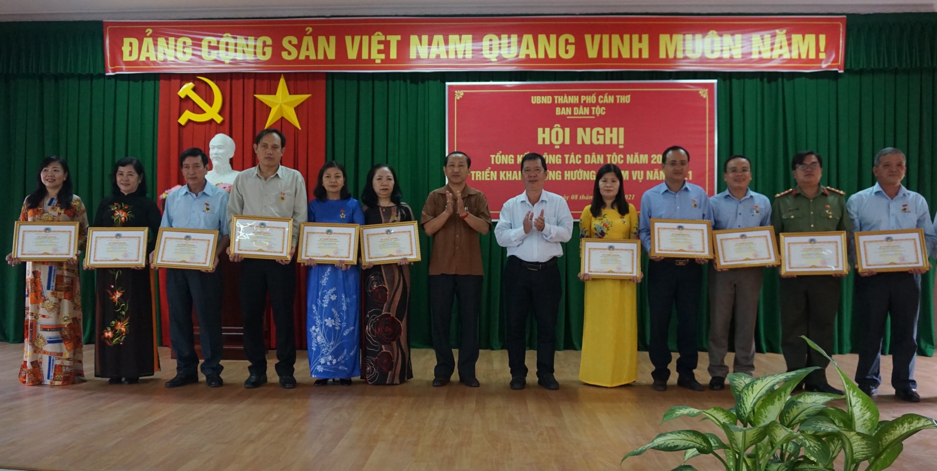 Ông Nguyễn Hoàng Hành – Phó Vụ trưởng vụ Địa phương III (người đứng thứ 7 từ bên trái) và ông Lê Trung Kiên – Trưởng Ban Dân tộc (người đứng thứ 6 từ bên phải) cùng trao Kỷ niệm chương “Vì sự nghiệp phát triển các dân tộc” cho các cá nhân. Ông Nguyễn Hoàng Hành – Phó Vụ trưởng vụ Địa phương III (người đứng thứ 7 từ bên trái) và ông Lê Trung Kiên – Trưởng Ban Dân tộc (người đứng thứ 6 từ bên phải) cùng trao Kỷ niệm chương “Vì sự nghiệp phát triển các dân tộc” cho các cá nhân.