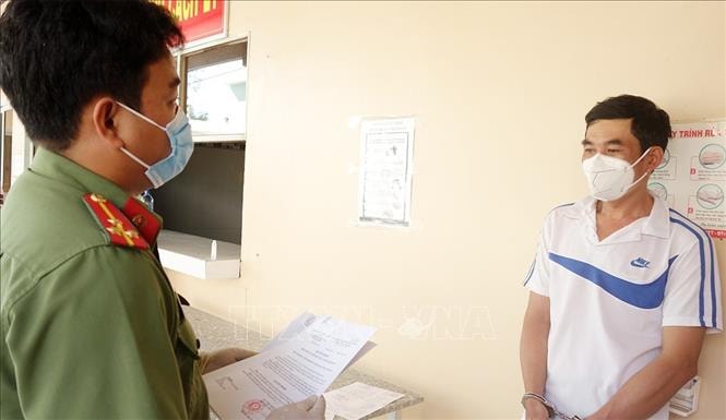 Công an tỉnh An Giang thực hiện lệnh bắt tạm giam bị can Phan Phi Hùng. 