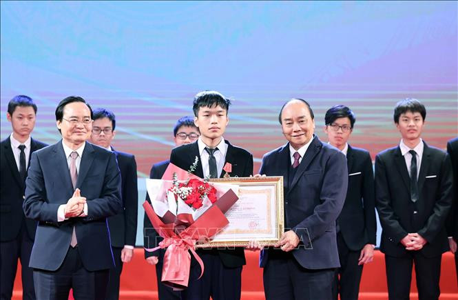 Thủ tướng Nguyễn Xuân Phúc, Chủ tịch Hội đồng Thi đua - Khen thưởng Trung ương trao tặng Huân chương lao động hạng Nhất cho em Bùi Hồng Đức, học sinh lớp 12, trường THPT chuyên Khoa học Tự nhiên, trường Đại học Tự nhiên, Đại học Quốc gia Hà Nội đã đoạt Huy chương Vàng Tin học Quốc tế năm 2019; Huy chương Vàng Tin học Quốc tế năm 2020. Ảnh: Thống Nhất/TTXVN