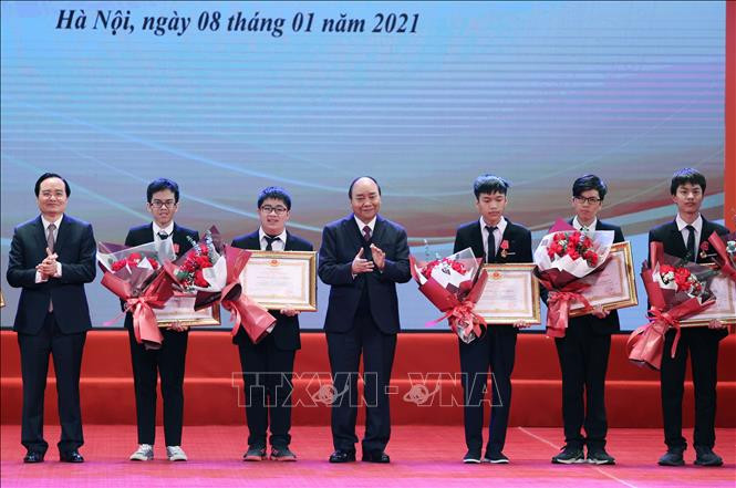 Thủ tướng Nguyễn Xuân Phúc, Chủ tịch Hội đồng Thi đua - Khen thưởng Trung ương trao tặng Huân chương Lao động hạng Nhất, Nhì và Ba cho các em học sinh THPT đoạt giải Olympic quốc tế 2020. Ảnh: Thống Nhất/TTXVN