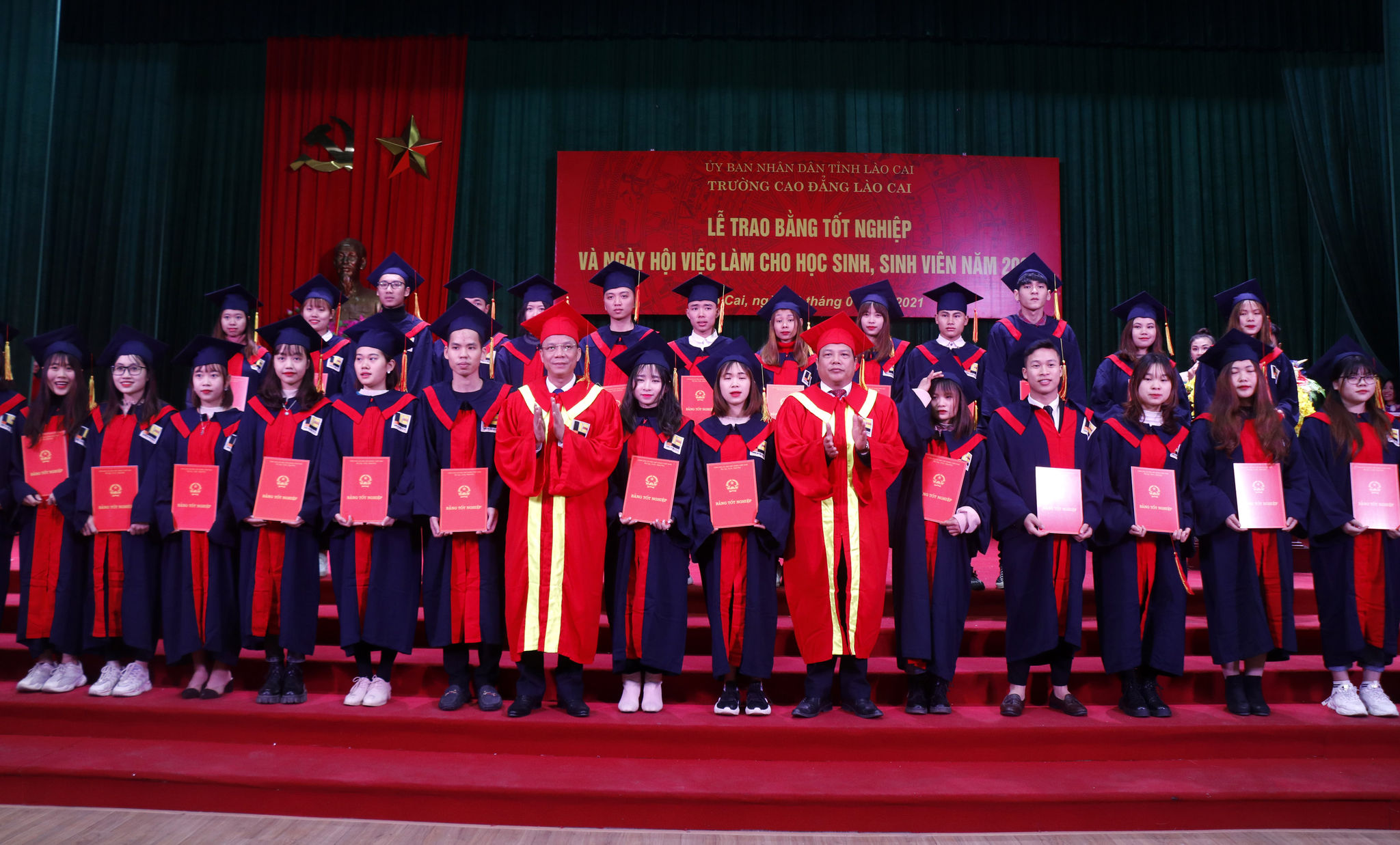 Lễ trao bằng tốt nghiệp cho hơn 700 sinh viên hệ cao đẳng và trung cấp