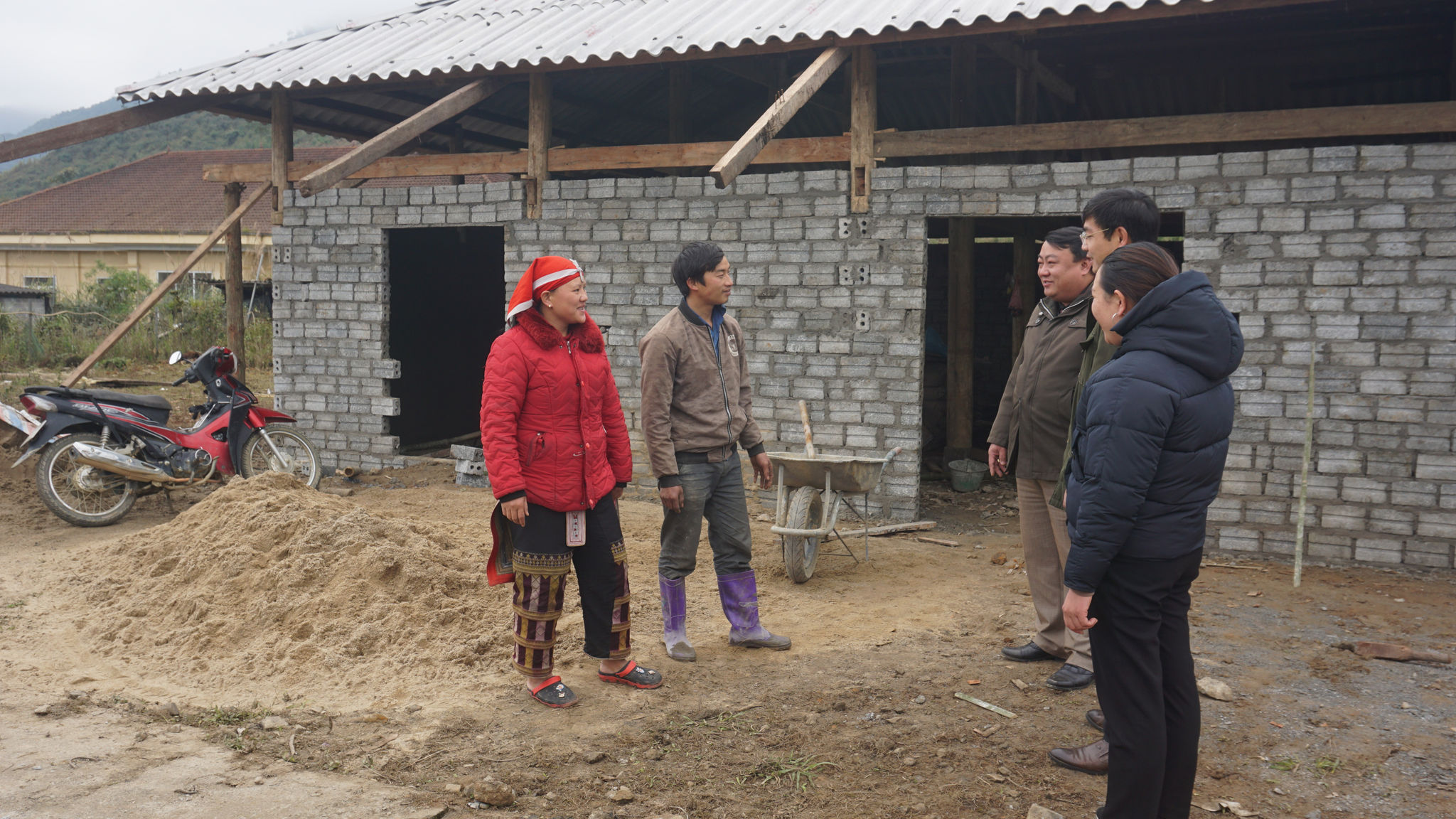 Anh Tẩn Láo Tả (thứ hai từ trái qua) vui mừng vì năm nay sẽ được đón tết trong ngôi nhà mới 