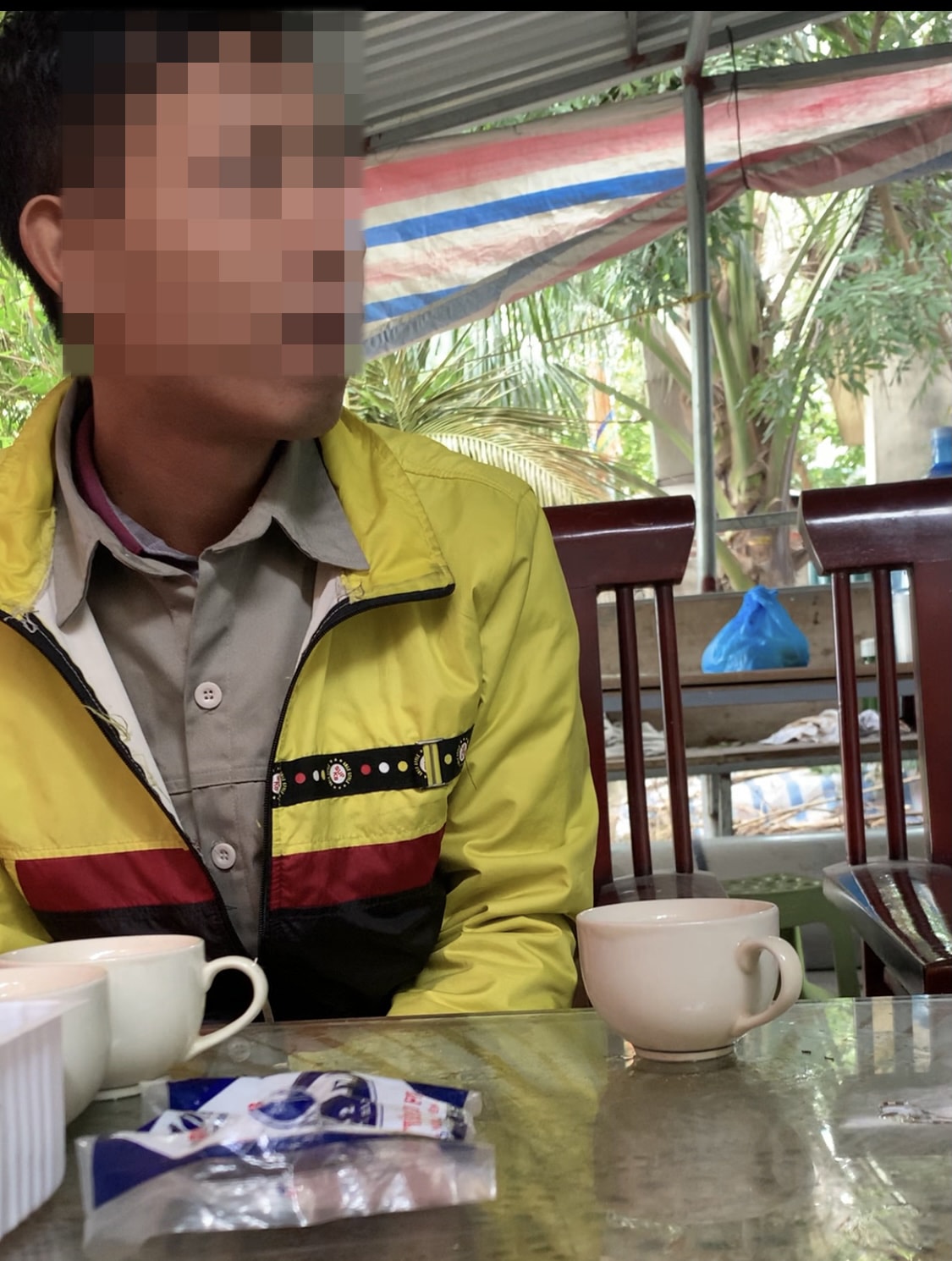 Nhân vật quản lý xưởng giặt GLS trao đổi với phóng viên Nhân vật quản lý xưởng giặt GLS trao đổi với phóng viên