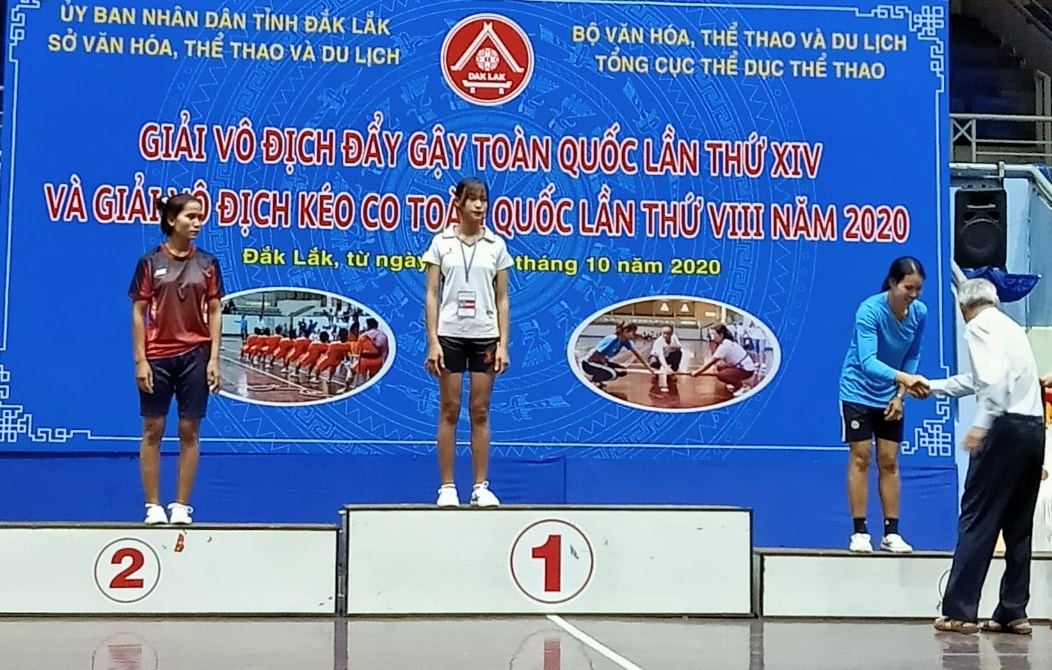 Sùng Thị Chi (đứng giữa) giành Huy chương Vàng tại Giải vô địch đẩy gậy toàn quốc lần thứ XIV tại tỉnh Đăk Lăk