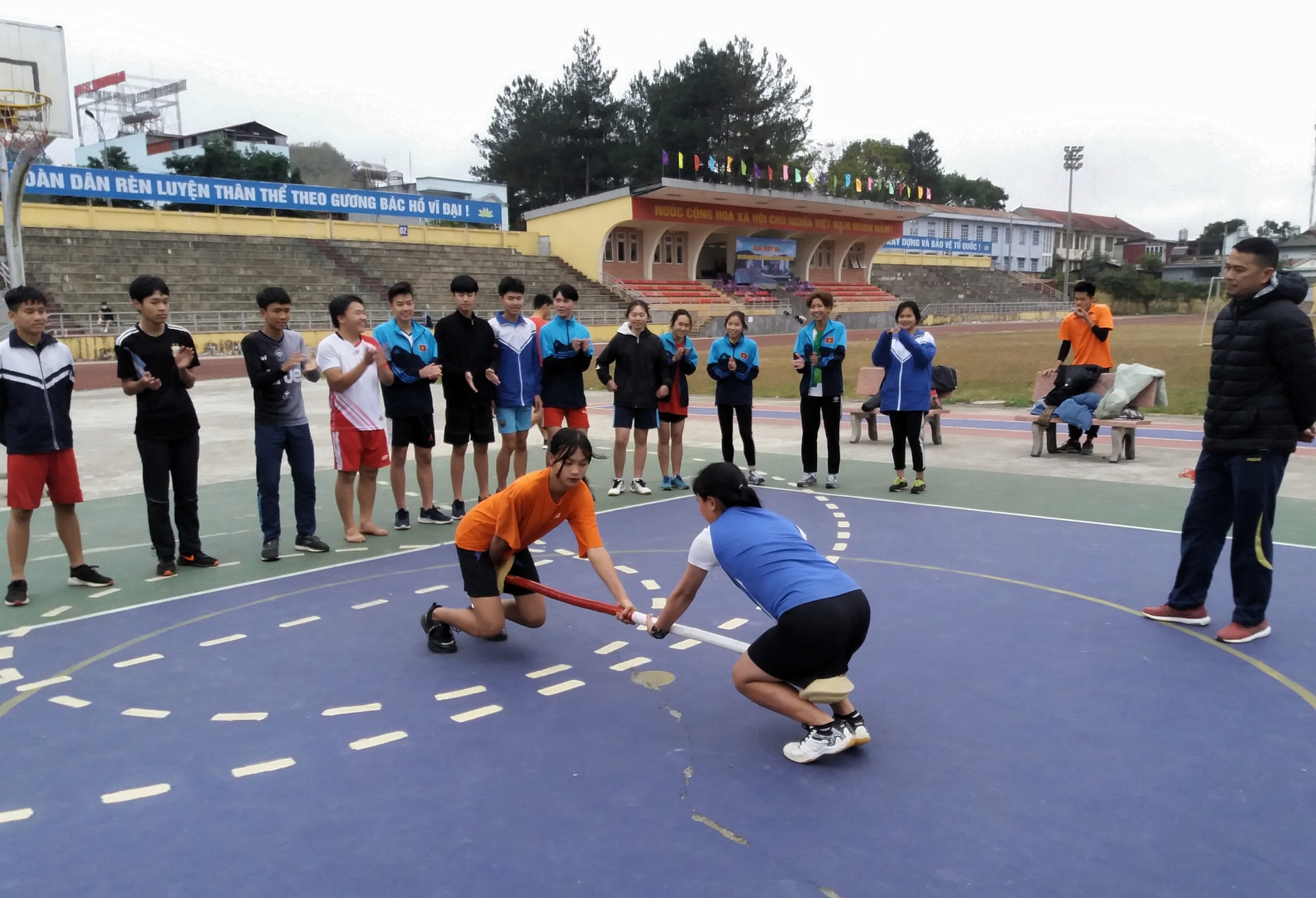 Sùng Thị Chi (bên trái) rèn chiến thuật cùng các vận động viên năng khiếu