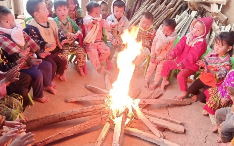 Với các cháu học sinh mầm non ở huyện Nậm Pồ, giáo viên phải đốt lửa sưởi chung cho các cháu