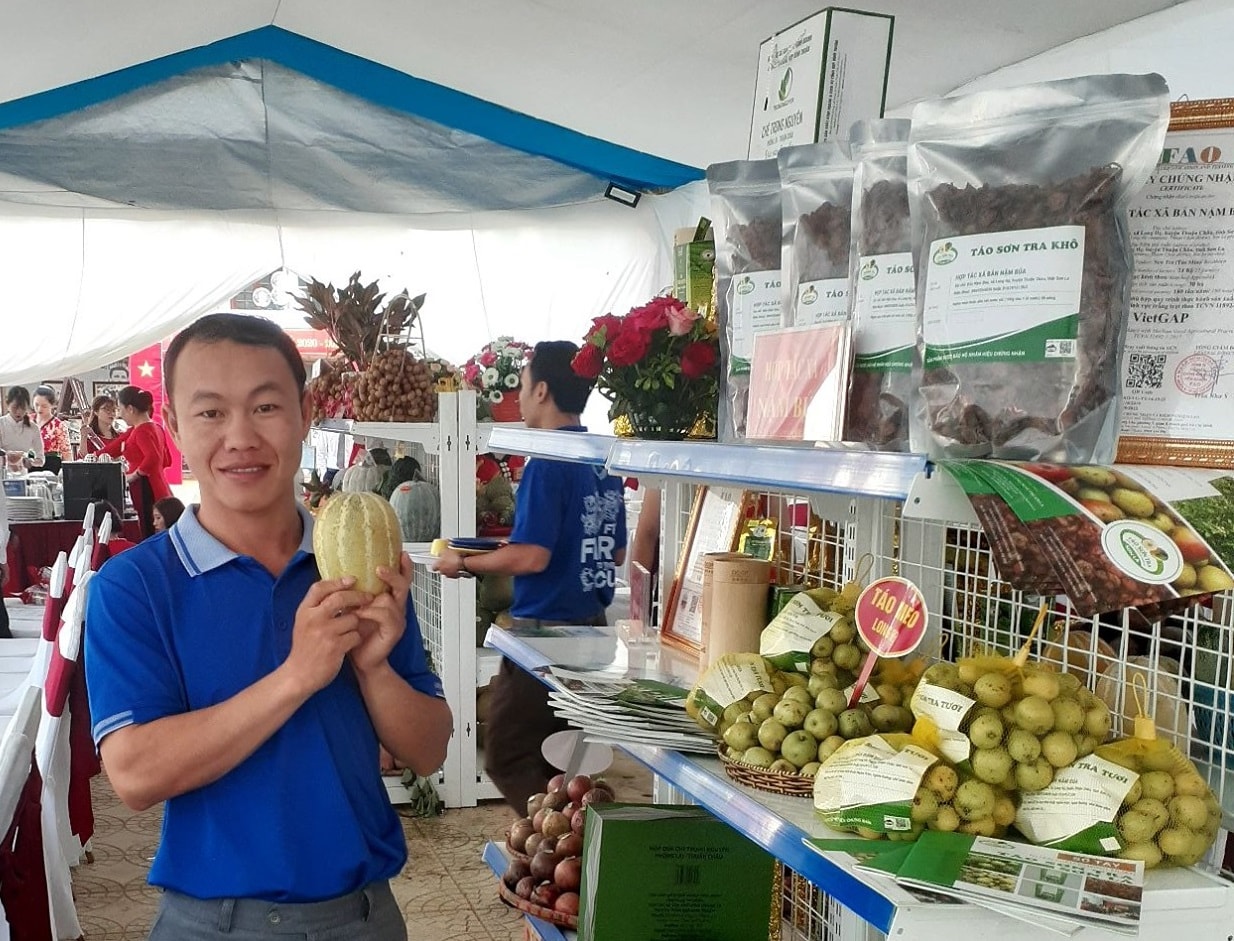Thào A Hồng bên các sản phẩm của HTX Nặm Búa Thào A Hồng bên các sản phẩm của HTX Nặm Búa