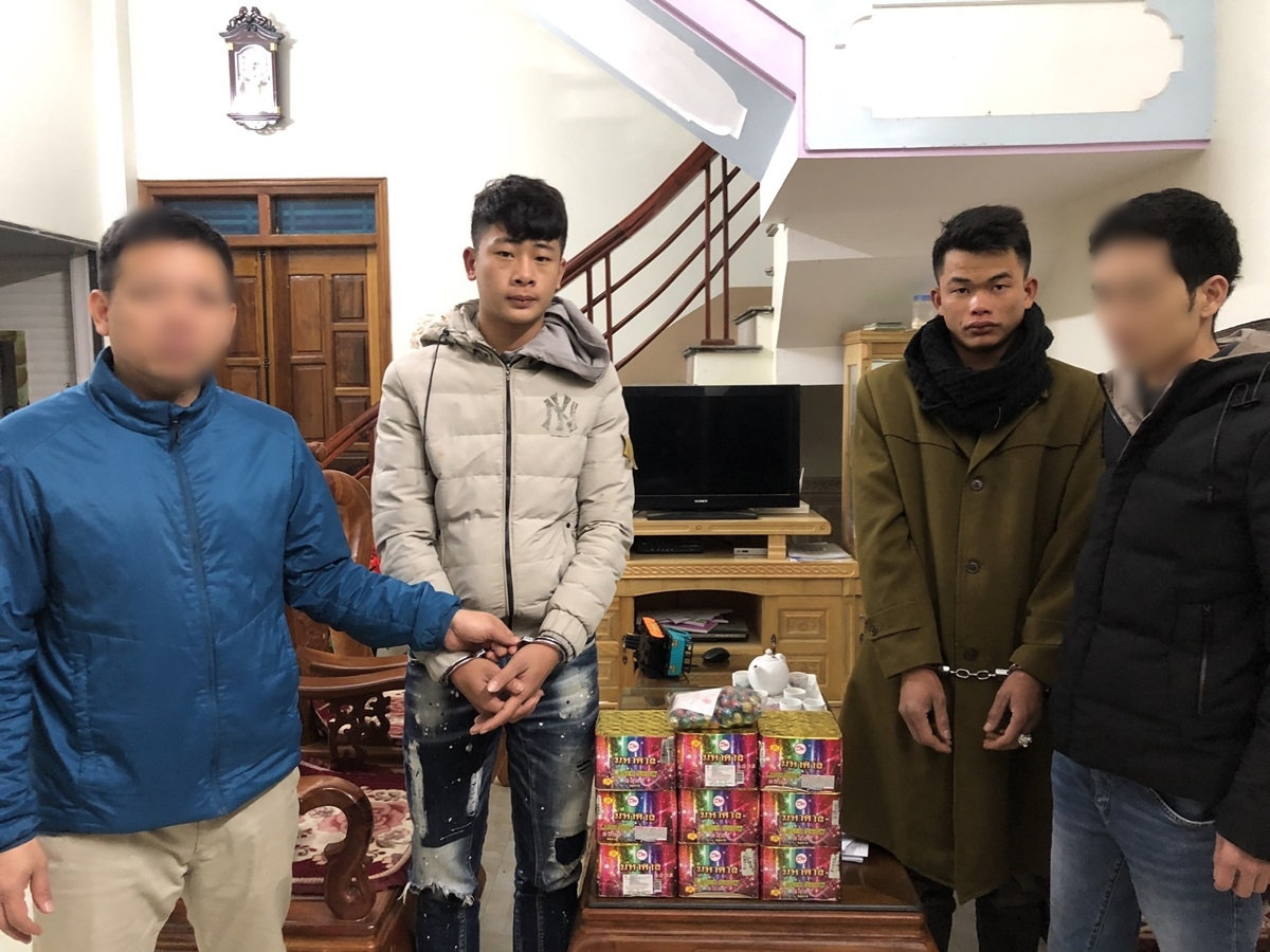 Hai đối tượng cùng tang vật Hai đối tượng cùng tang vật