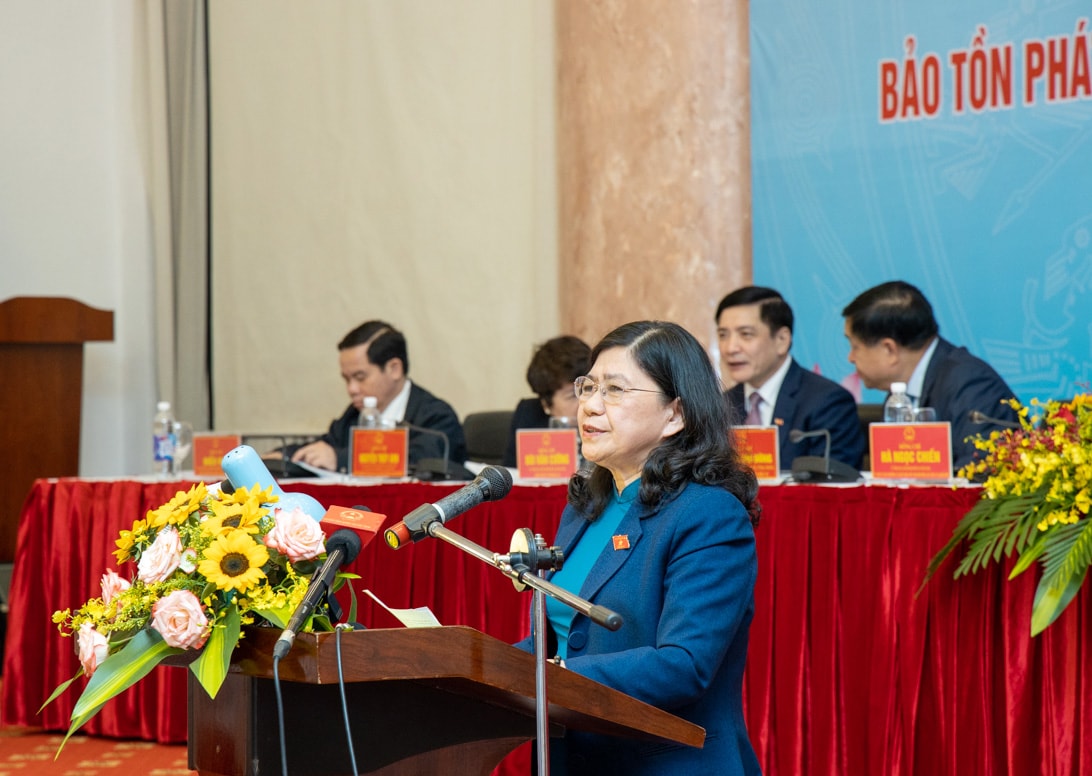 Tiến sĩ Hoàng Thị Hoa, Phó Chủ nhiệm Ủy ban Văn hóa, Giáo dục, Thanh niên, Thiếu niên, Nhi đồng của Quốc Hội phát biểu tại Hội thảo Tiến sĩ Hoàng Thị Hoa, Phó Chủ nhiệm Ủy ban Văn hóa, Giáo dục, Thanh niên, Thiếu niên, Nhi đồng của Quốc Hội phát biểu tại Hội thảo