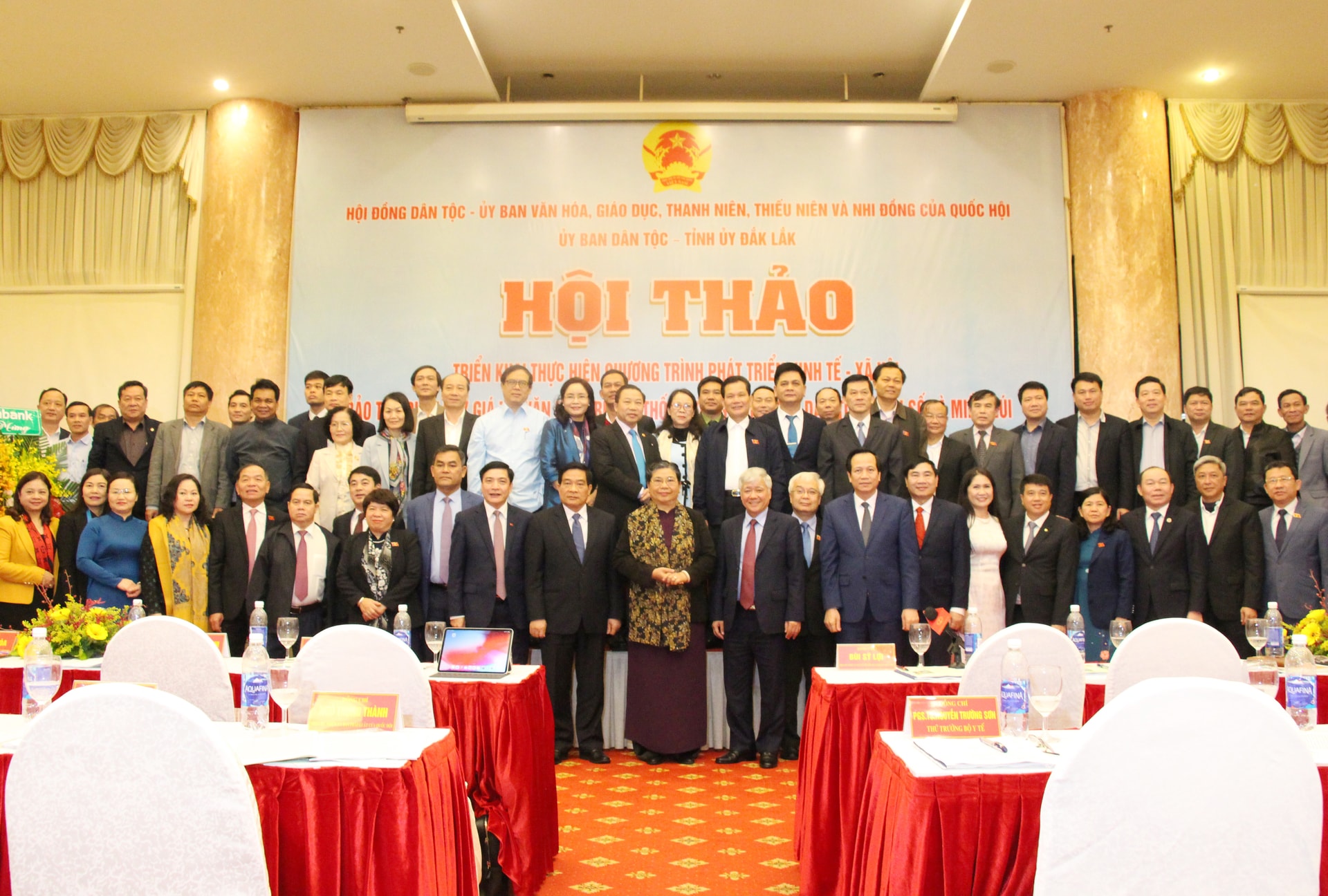 Phó Chủ tịch Thường trực Quốc hội Tòng Thị Phóng chụp ảnh lưu niệm cùng các đại biểu dự Hội thảo Phó Chủ tịch Thường trực Quốc hội Tòng Thị Phóng chụp ảnh lưu niệm cùng các đại biểu dự Hội thảo