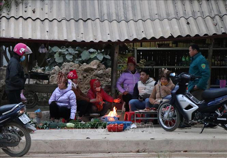 Tại phường Thanh Trường (thành phố Điện Biên Phủ), nhiều tiểu thương tụ tập tại điểm chợ cóc sưởi ấm bên đống lửa. Ảnh: Xuân Tiến-TTXVN