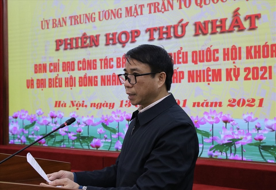 Ông Nguyễn Quang Minh báo cáo tại phiên họp thứ nhất. Ông Nguyễn Quang Minh báo cáo tại phiên họp thứ nhất.