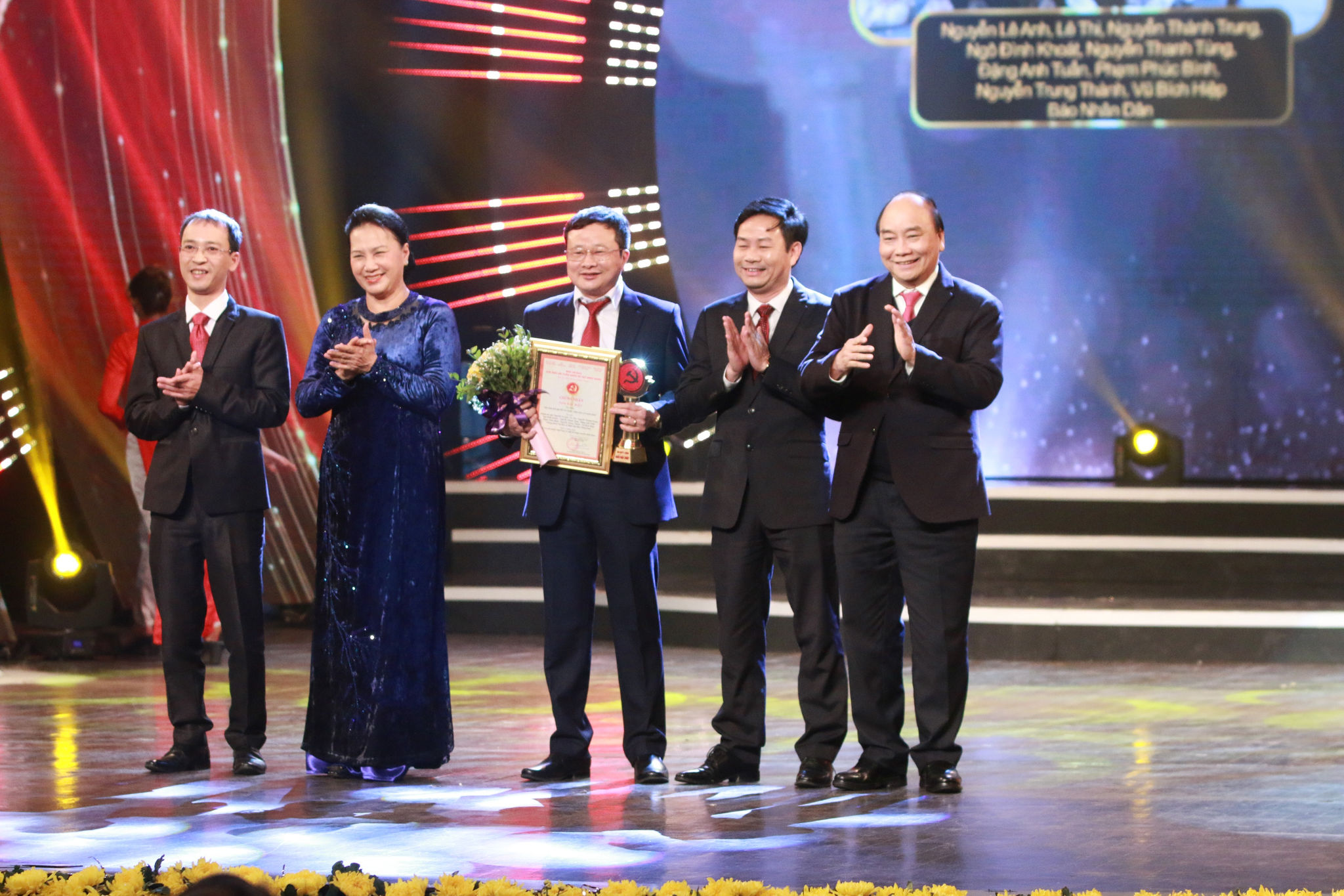 Thủ tướng Chính phủ Nguyễn Xuân Phúc và Chủ tịch Quốc hội Nguyễn Thị Kim Ngân trao Giải Đặc biệt cho Truyền hình Nhân dân với tác phẩm 