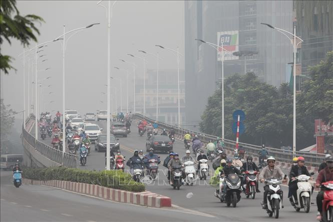 Đường Hoàng Quốc Việt không khí dày đặc tầm nhìn xa hạn chế cho người tham gia giao thông (ảnh chụp sáng 13/11/2019). Ảnh: Thành Đạt/TTXVN