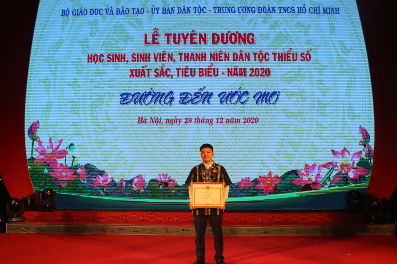 Bác sĩ Lá Văn Khôi, một trong những Thanh niên DTTS được nhận Bằng khen của Bộ trưởng, Chủ nhiệm UBDT tại Lễ Tuyên dương học sinh, sinh viên, thanh niên DTTS xuất sắc tiêu biểu năm 2020 do UBDT tổ chức.