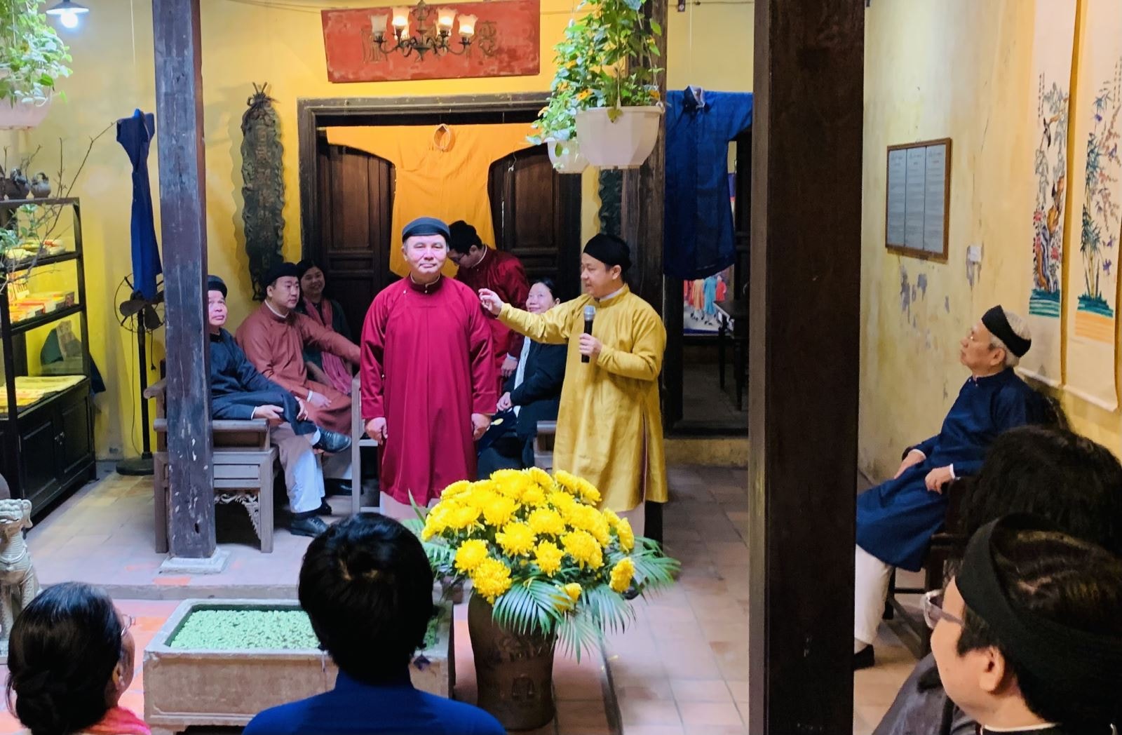 Hoạt động giao lưu giữa công chúng và các nghệ nhân để tìm hiểu sâu về áo dài truyền thống.