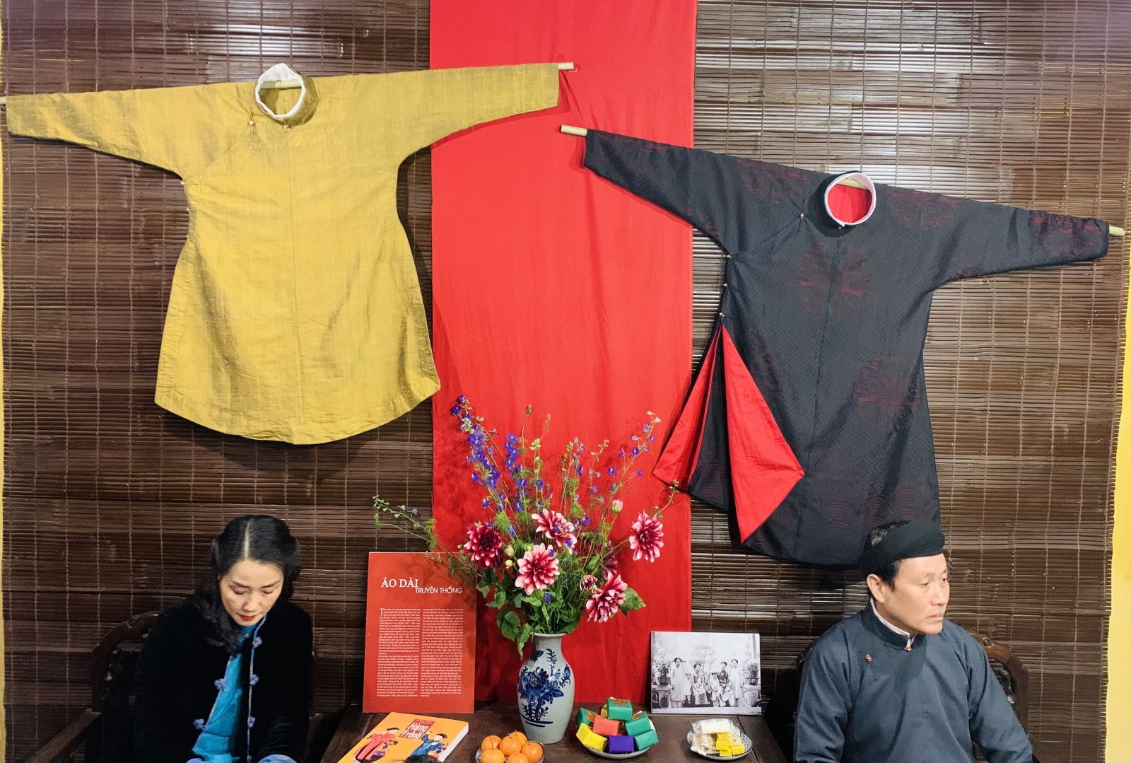 Mẫu áo dài Ngũ thân tay chẽn chuẩn truyền thống được trưng bày để công chúng tìm hiểu về áo dài truyền thống.