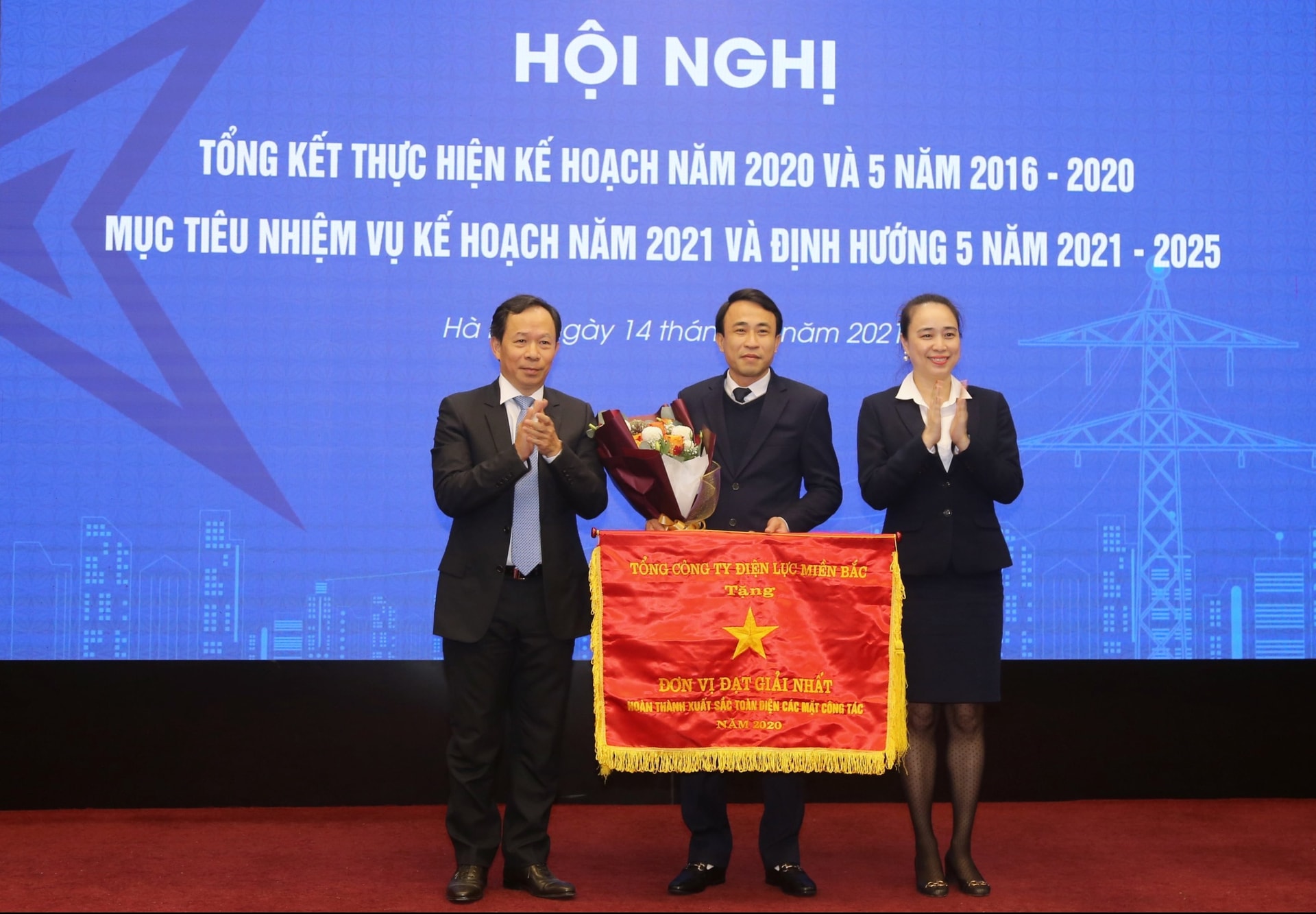 . Ông Thiều Kim Quỳnh - Chủ tịch HĐTV và bà Đỗ Nguyệt Ánh – TV HĐTV, Tổng Giám đốcEVNNPC trao Cờ thi đua của Tổng công ty cho Công ty Điện lực Hưng Yên