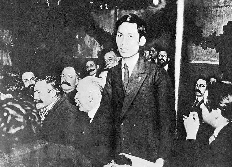 Từ ngày 25-30/12/1920, chàng thanh niên yêu nước Nguyễn Ái Quốc (tên của Chủ tịch Hồ Chí Minh trong thời gian hoạt động cách mạng ở Pháp) tham dự Đại hội lần thứ 18 Đảng Xã hội Pháp ở thành phố Tours với tư cách đại biểu Đông Dương. Nguyễn Ái Quốc ủng hộ Luận cương của V.I.Lenin về vấn đề dân tộc và thuộc địa; tán thành việc thành lập Đảng Cộng sản Pháp và trở thành một trong những người sáng lập Đảng Cộng sản Pháp, và cũng là người Cộng sản đầu tiên của dân tộc Việt Nam. (Ảnh: Tư liệu TTXVN) Từ ngày 25-30/12/1920, chàng thanh niên yêu nước Nguyễn Ái Quốc (tên của Chủ tịch Hồ Chí Minh trong thời gian hoạt động cách mạng ở Pháp) tham dự Đại hội lần thứ 18 Đảng Xã hội Pháp ở thành phố Tours với tư cách đại biểu Đông Dương. Nguyễn Ái Quốc ủng hộ Luận cương của V.I.Lenin về vấn đề dân tộc và thuộc địa; tán thành việc thành lập Đảng Cộng sản Pháp và trở thành một trong những người sáng lập Đảng Cộng sản Pháp, và cũng là người Cộng sản đầu tiên của dân tộc Việt Nam. (Ảnh: Tư liệu TTXVN)