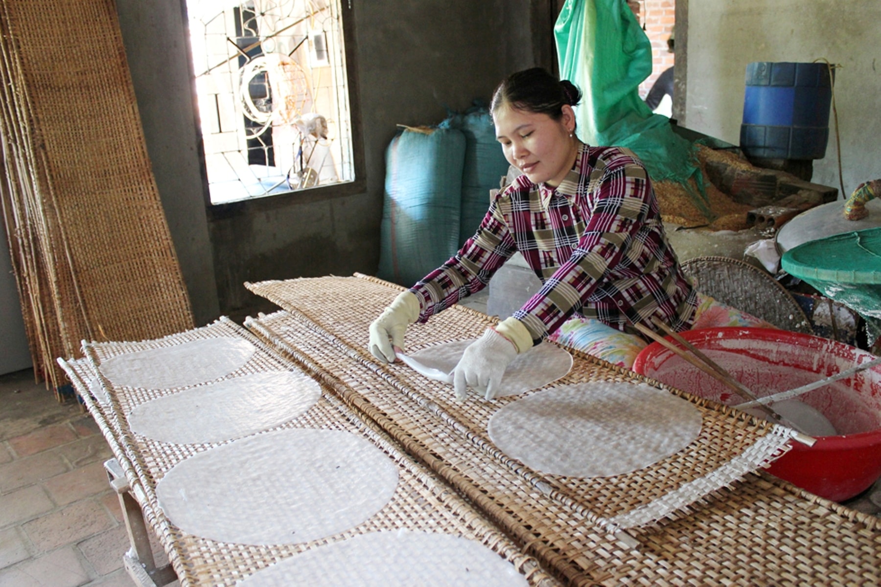 Chị Trần Ngọc Thủy ở ấp Thống Nhất (thị trấn Ngan Dừa) đang thực hiện công đoạn đưa bánh vừa tráng lên phên để phơi. Chị Trần Ngọc Thủy ở ấp Thống Nhất (thị trấn Ngan Dừa )đang thực hiện công đoạn đưa bánh vừa tráng lên phên để phơi.