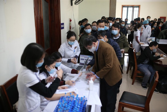 Hơn 350 phóng viên, biên tập viên, kỹ thuật viên các cơ quan báo chí khu vực Hà Nội làm thủ tục xét nghiệm COVID-19 tại Ban Tuyên giáo Trung ương chiều 18-1 - Ảnh: N.Y.