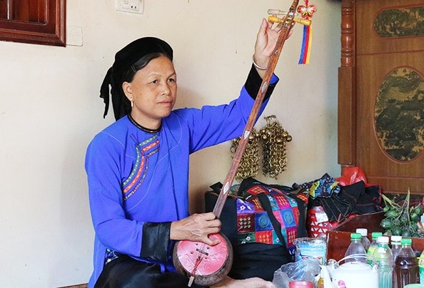Nghệ nhân Then Chu Thị Hồng Vân