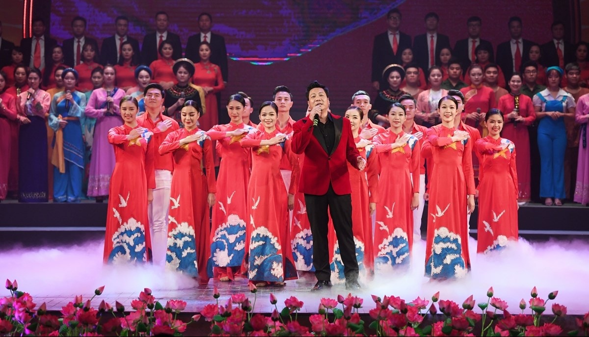 Chương trình với những tiết mục được dàn dựng công phu, hoành tráng, ca ngợi Đảng, ca ngợi Bác Hồ kính yêu. Ảnh minh họa.