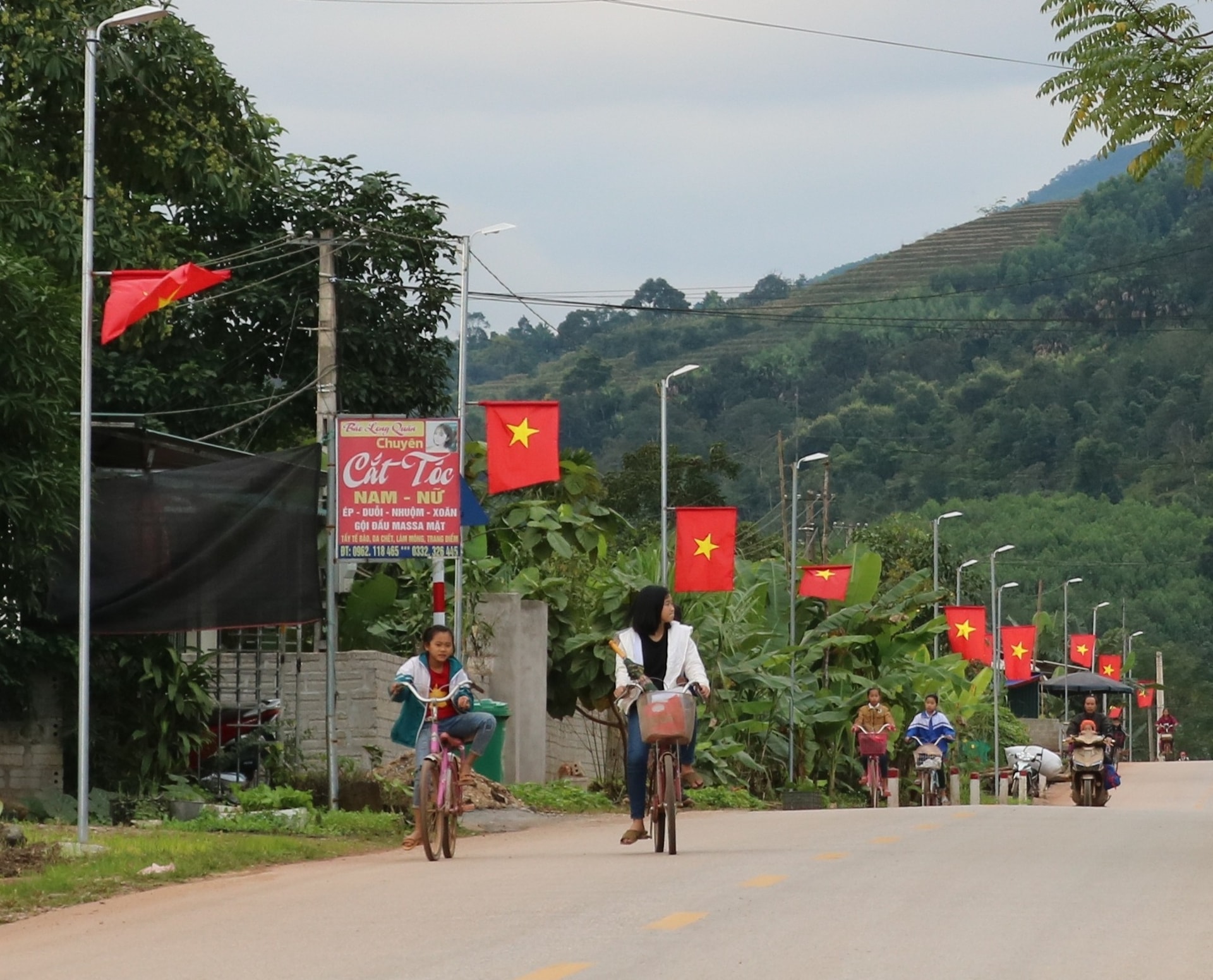 Không khí thi đua học tập, lao động, sản xuất lập thành tích chào mừng Đại hội đại biểu toàn quốc lần thứ XIII của Đảng diễn ra sôi nổi trên khắp các bản làng DTTS và MN