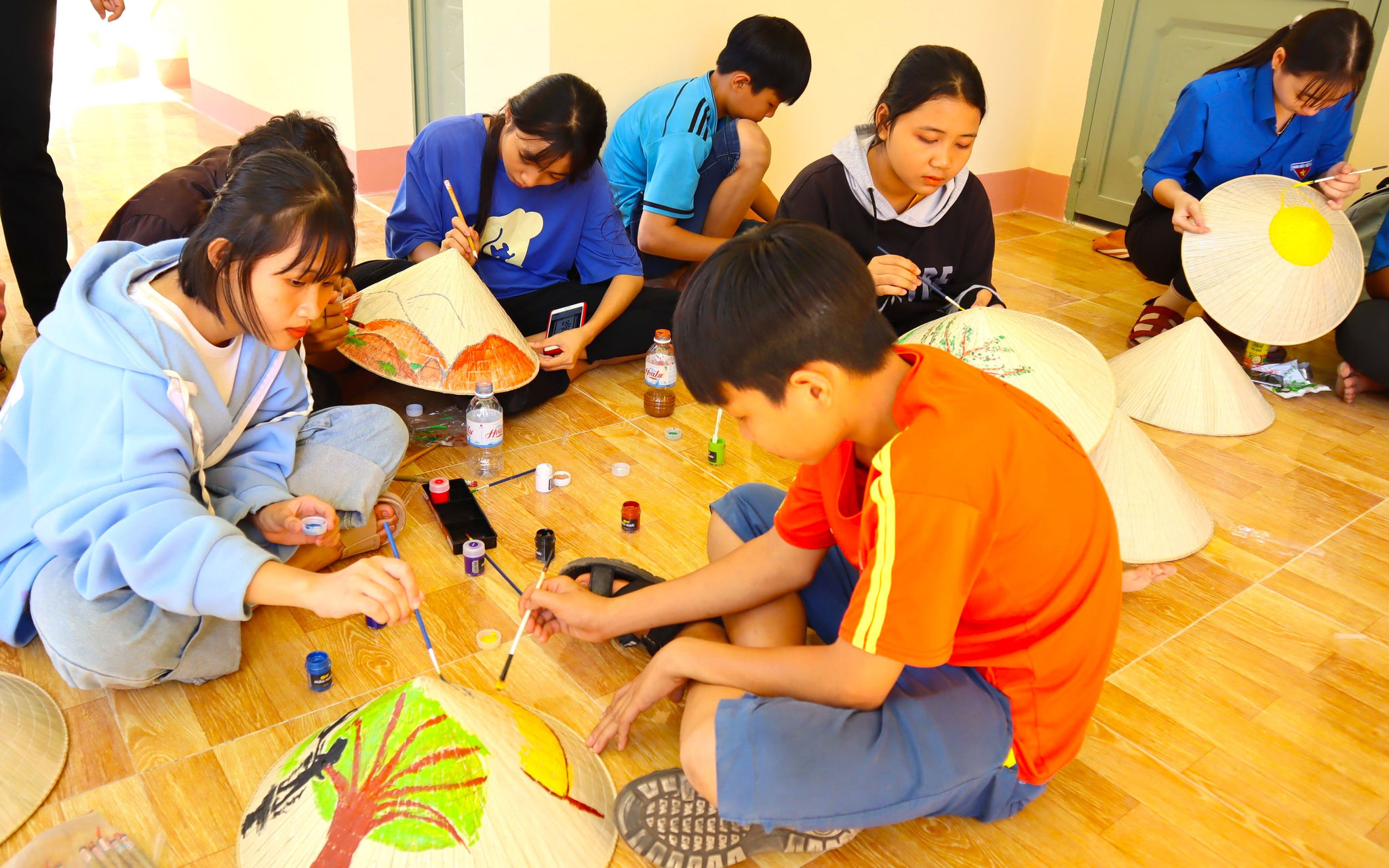 Sân chơi “Thiếu nhi với Tết Việt”, hoạt động vẽ tranh về môi trường trên nón lá và Thư viện lưu động thu hút đối với đoàn viên, thanh thiếu nhi huyện vùng biên Sân chơi “Thiếu nhi với Tết Việt”, hoạt động vẽ tranh về môi trường trên nón lá và Thư viện lưu động thu hút đối với đoàn viên, thanh thiếu nhi huyện vùng biên