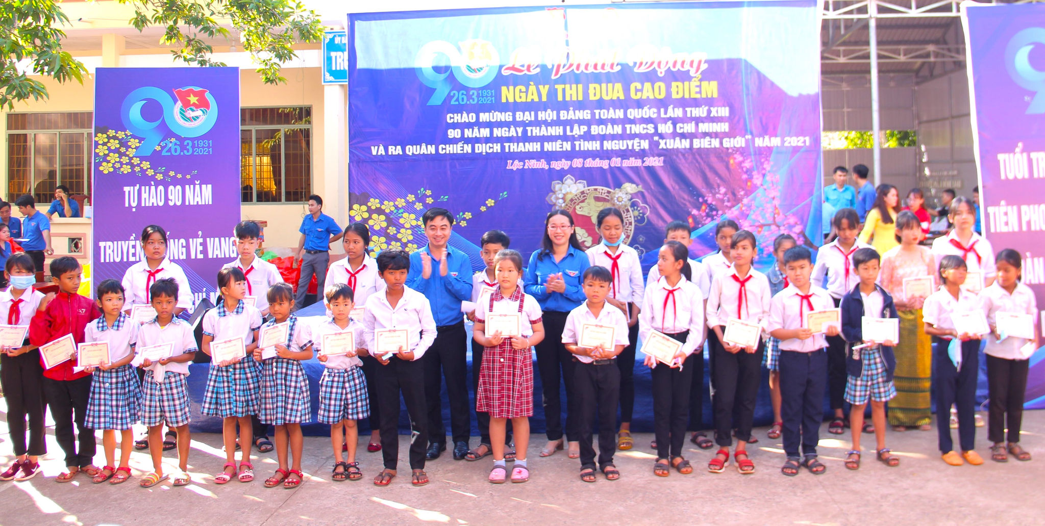 Lãnh đạo Tỉnh Đoàn Bình Phước trao 30 suất học bổng Vừ A Dính cho học sinh vùng biên tại Lễ phát động. Lãnh đạo Tỉnh Đoàn Bình Phước trao 30 suất học bổng Vừ A Dính cho học sinh vùng biên tại Lễ phát động.