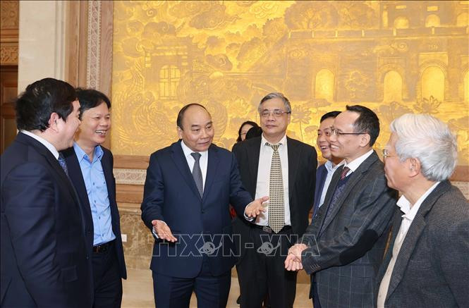 Thủ tướng Nguyễn Xuân Phúc trao đổi với các thành viên của Hội đồng và Tổ tư vấn. Ảnh: Thống Nhất/TTXVN