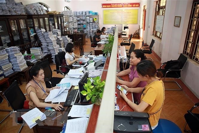 Hỗ trợ khai báo, nộp hồ sơ thuế tại bộ phận một cửa tại Chi cục Thuế khu vực Phổ Yên-Phú Bình, Thái Nguyên. (Ảnh: Danh Lam/TTXVN) Hỗ trợ khai báo, nộp hồ sơ thuế tại bộ phận một cửa tại Chi cục Thuế khu vực Phổ Yên-Phú Bình, Thái Nguyên. (Ảnh: Danh Lam/TTXVN)